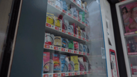 24小時不打烊的“隱私生意”:情趣用品售貨機正在悶聲發財.gif