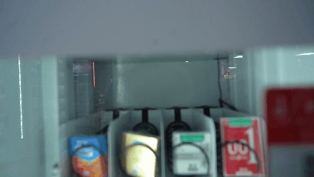 24小時不打烊的“隱私生意”:情趣用品售貨機正在悶聲發財2.gif